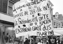 826711 Afbeelding van een spandoek meegedragen tijdens een demonstratieve optocht van verpleegkundigen door de ...